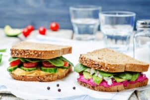 Sandwich belegtes Vollkornbrot mit Gemüse vegan