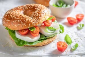 Sandwich Bagel mozzarella tomate
