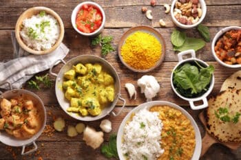 Indisches Curry mit Gewürzen und Reis 