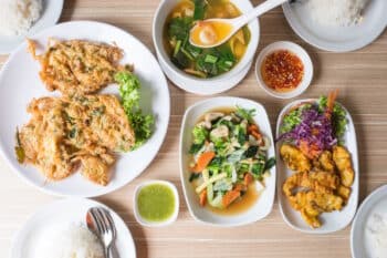 Variation thailändischer Speisen, salat, nudeln 