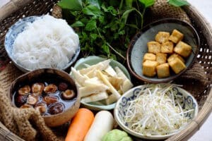 Vietnamesische Snacks Glasnudeln, Pilze, Gemüse