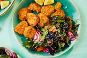 Salat mit veganen nuggets
