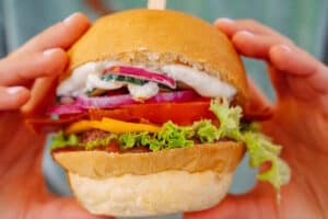 veganer Burger mit Käse