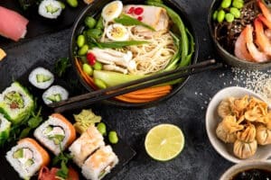 Japanische Gerichte Sushi, dumplings, gyoza, Ramen