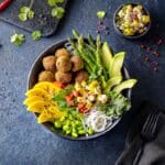 Bowl mit Avocado, Mango; Falafel und Salat