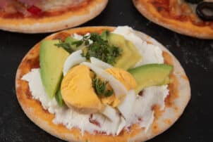 Mini Pizzen mit Avocado und Ei