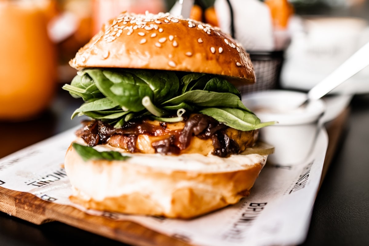 Die Burger-Branche boomt stärker als je zuvor denn der Burger lässt sich auf jeden Food Trend adaptieren. Besonders vegane und pflanzenbasierte Burger erleben gerade ein Hoch.