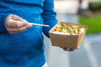 Asiatisches Mittagessen in Schachtel aus Recyclingpapier