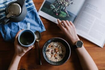 Tee trinken und Frühstücken beim Lesen
