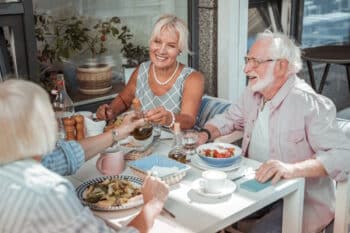 Nachhaltigkeit Senioren essen gemeinsam