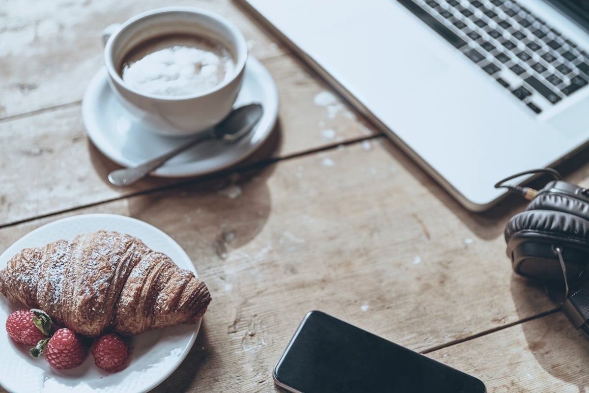 Studie Snacking Berufstätige Arbeitsplatz Croissant Kaffee Computer