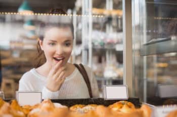 Studie Snacking Berufstätige Arbeitsplatz Frau wählt Teilchen Kantine Mensa