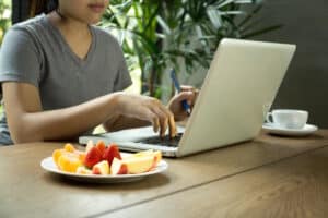 Studie Snacking Berufstätige Arbeitsplatz Geschnittenes Obst Kaffee Computer