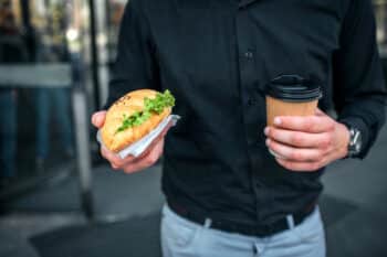 Studie Snacking Berufstätige Arbeitsplatz Mann Frühstück Kaffee to go Sandwich Croissant