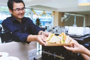 Studie Snacking Berufstätige Arbeitsplatz Mann Sandwich Kantine Mensa