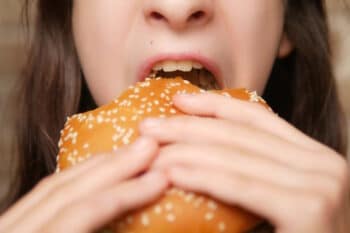 Junges Mädchen isst Burger Close Up