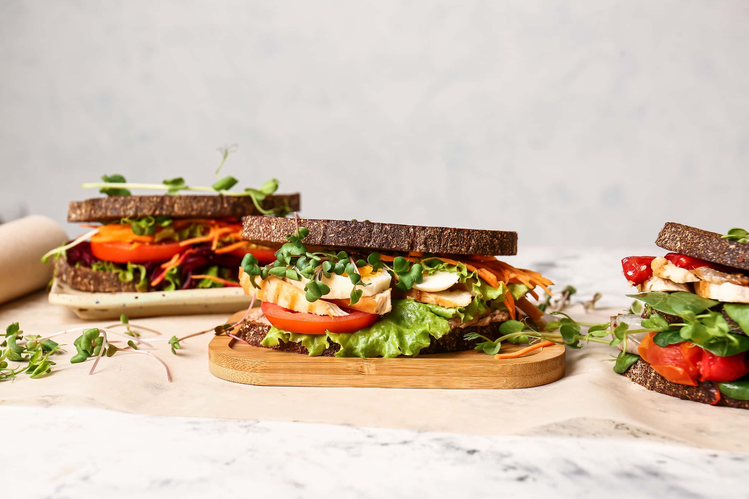 Veganes Sandwich mit Tomate und Kresse