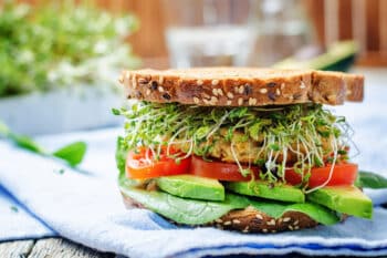 veganes Sandwich sprossen, Tomaten Avocado