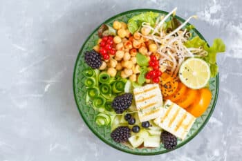 Frühlingsbowl Beeren Haloumi Kichererbsen