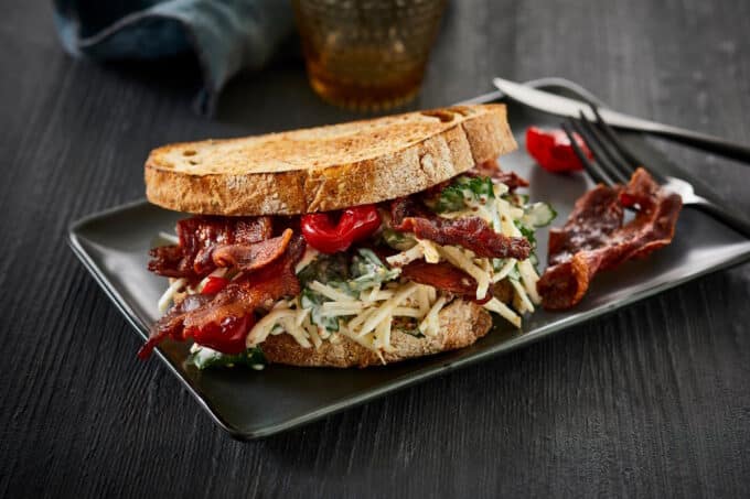 Danish Crown Sauerteig Sandwich mit Bacon