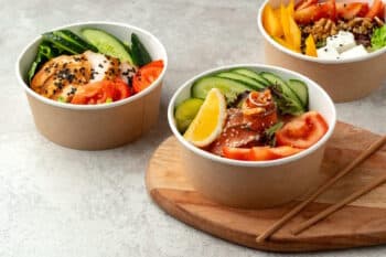 Poké Bowls in Pappverpackung